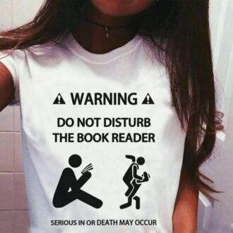 Дамска тениска Warning Do not disturb the book reader