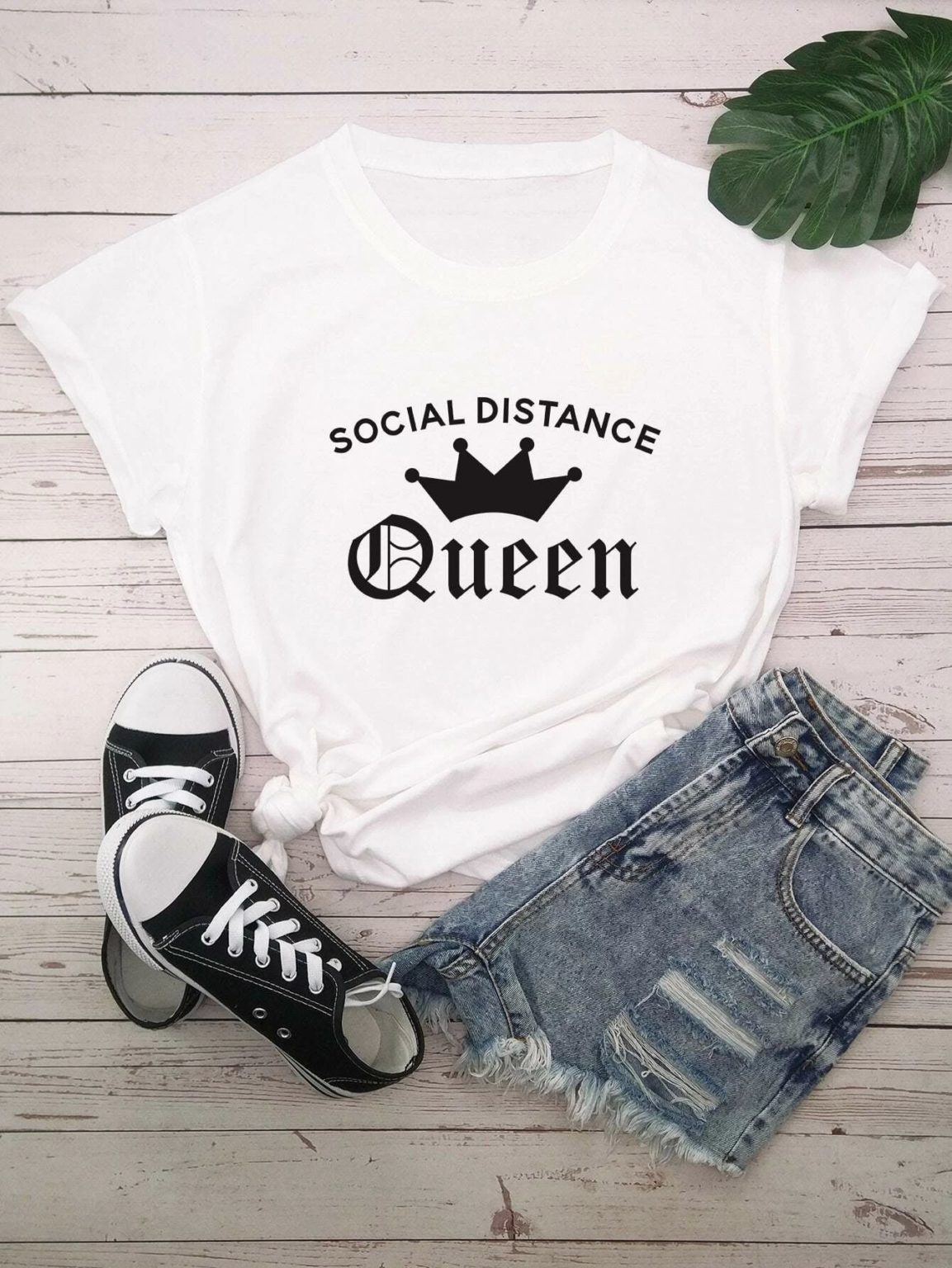 Дамска тениска Social Distance Queen